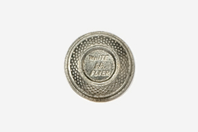 A silver coin with the words " white house " on it.