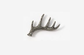 A close up of the antlers on a pin